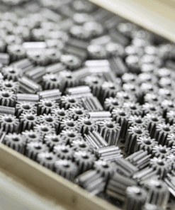 Các bộ phận cơ khí như bánh răng và ròng rọc